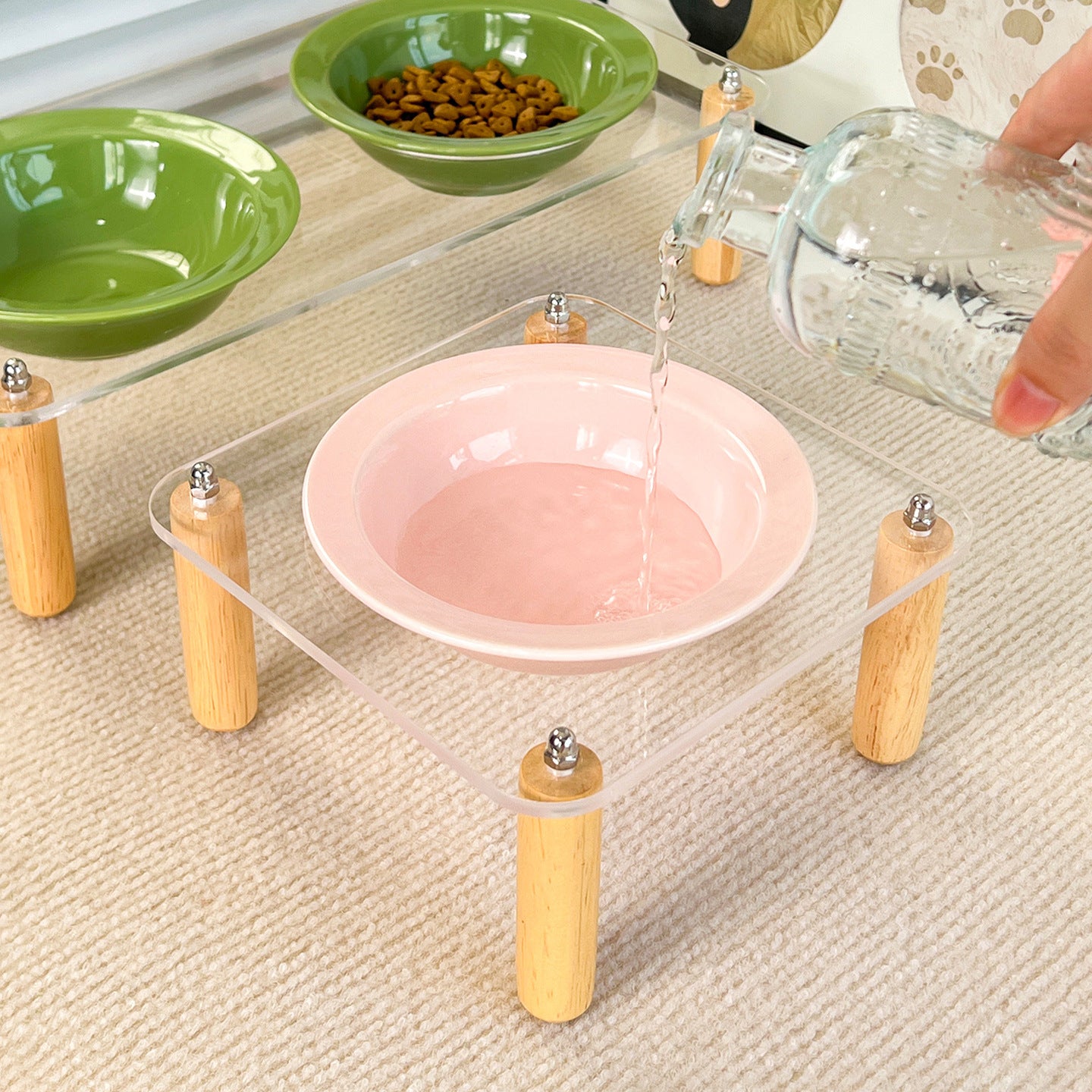 Creative cream style flying saucer bowl with four pillar acrylicbowl rack